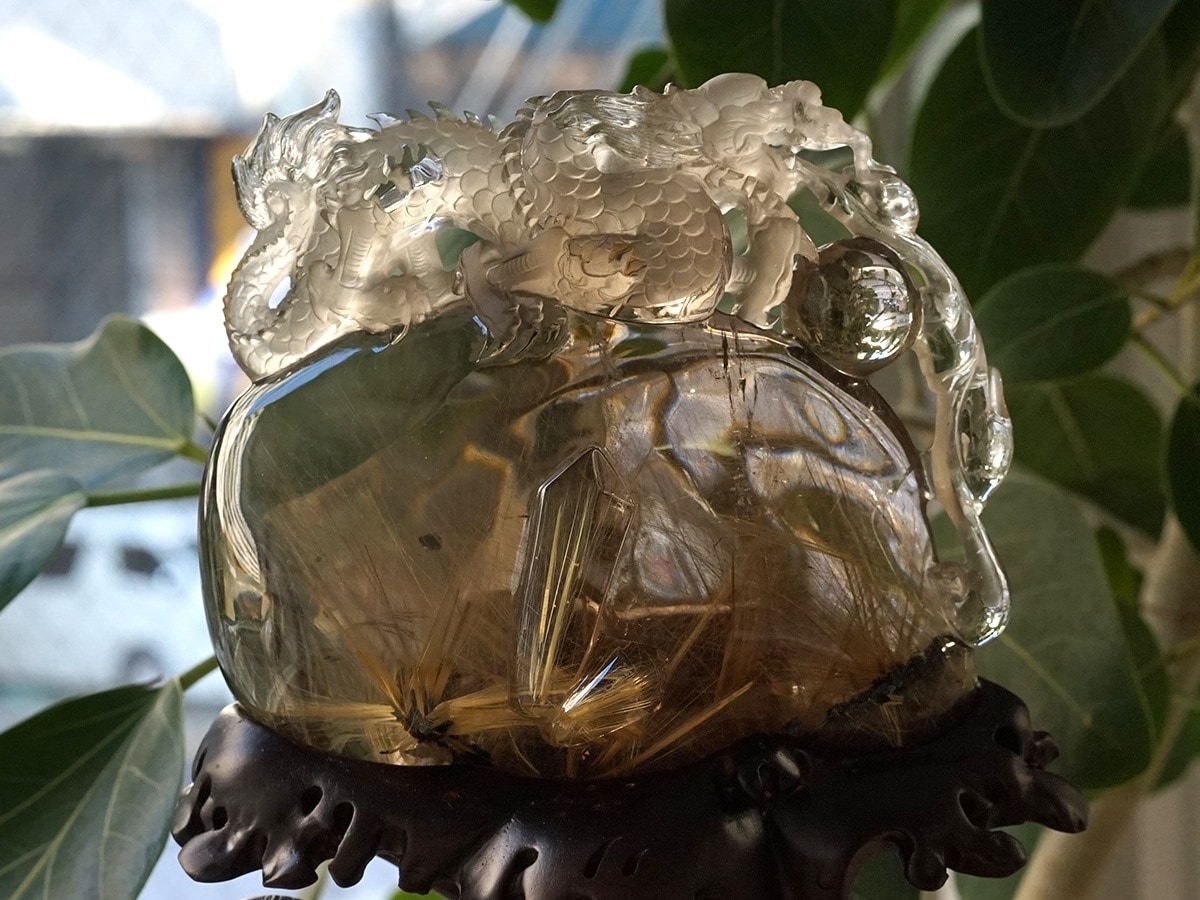 タイチンルチル 龍彫り物（木製台座付き） No.5｜最高級パワーストーン