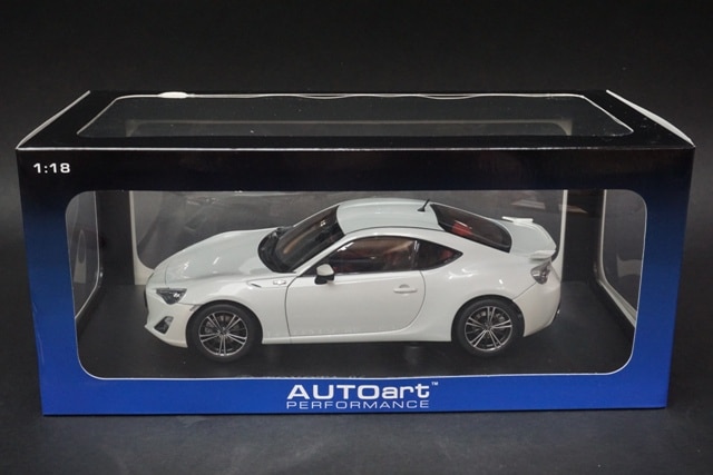 1/18 オートアート トヨタ 86 GTリミテッド サテンホワイトパール