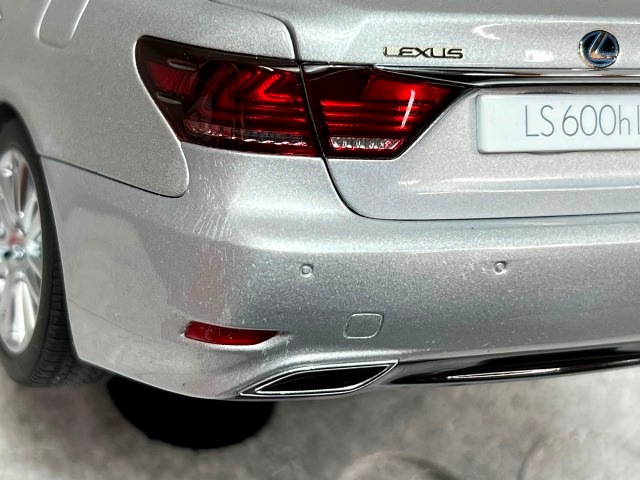 1/18 オートアート 78841 レクサス LS600hL ソニックシルバー, Boost