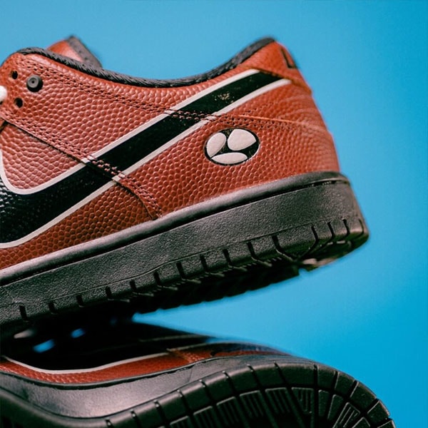 NIKE SB】 DUNK LOW PRO QS カラー： dark pony/black-silver-white