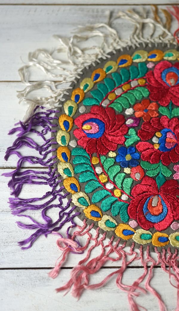 お花のマチョー刺繍のラウンド型クロス房付きW35cm ge-1004の通販