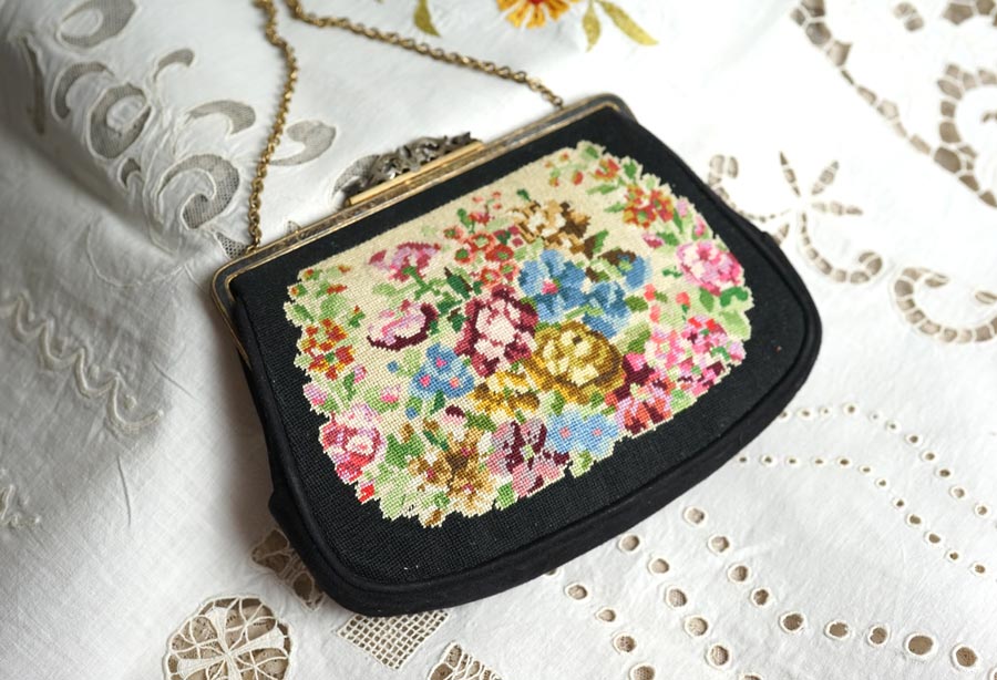 プチポワン刺繍に作りの良い口金のプチポワンバッグW20×H16×D3cm gb