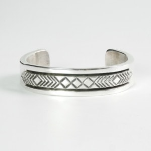 152mm ブルースモーガン スタンプワーク バングル｜マライカ公式通販