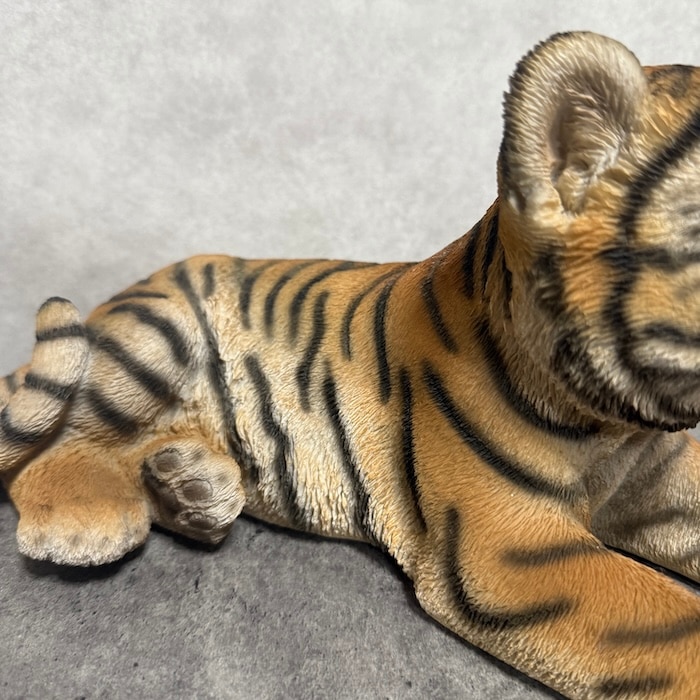 置物 寝そべるタイガー 中 虎グッズ 高さ15cm woobia ウービア 大きい