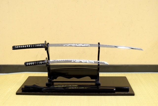 高級模造刀 龍梵字刻印 居合刀 美術刀剣 太刀 脇差 大小セット 黒拵え