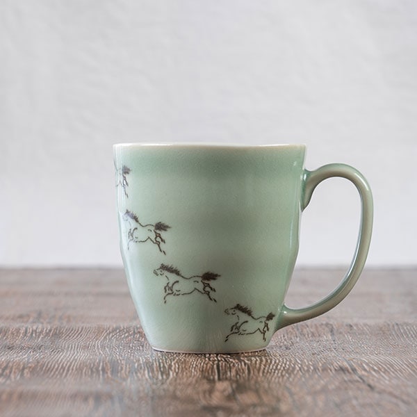 大堀相馬焼 松永窯 馬九行久(うまくいく)マグカップ グリーン | すべて