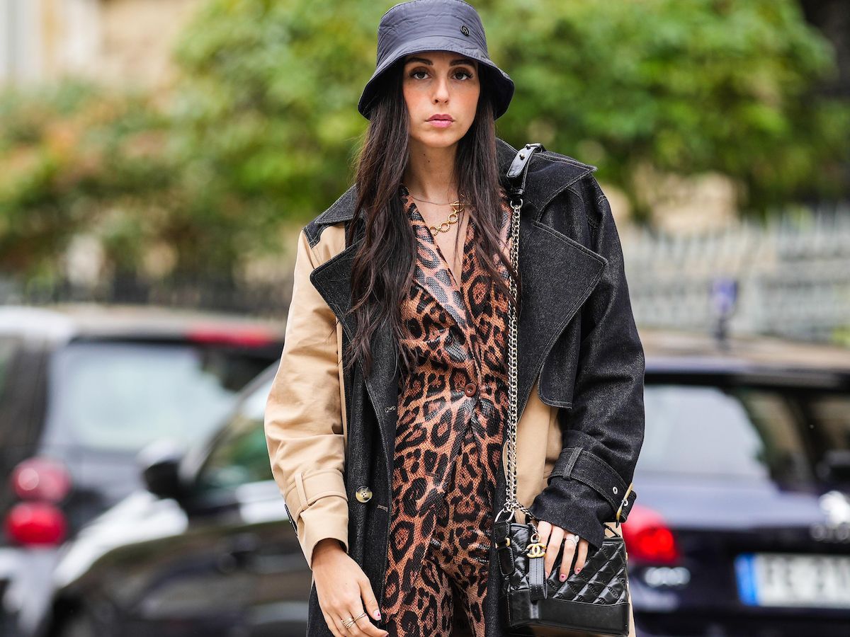 個性派トレンチコートは、スタイルミックスでモードに昇華！ | Vogue Japan