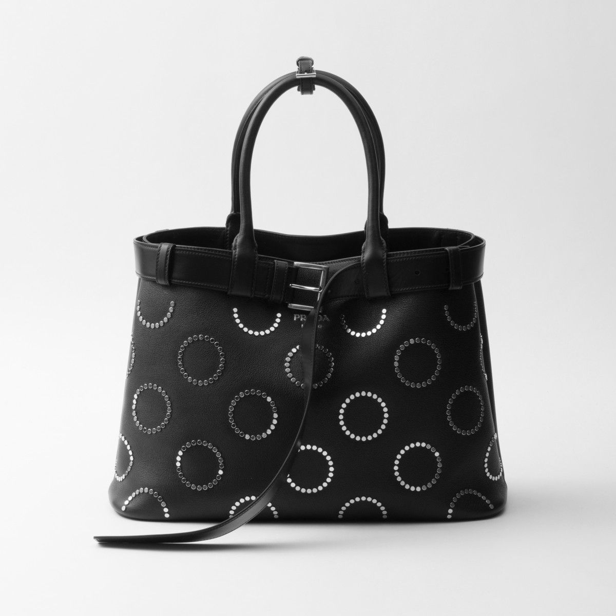 プラダの時代を超えて進化するアイコンバッグ──ガレリアからアーケ