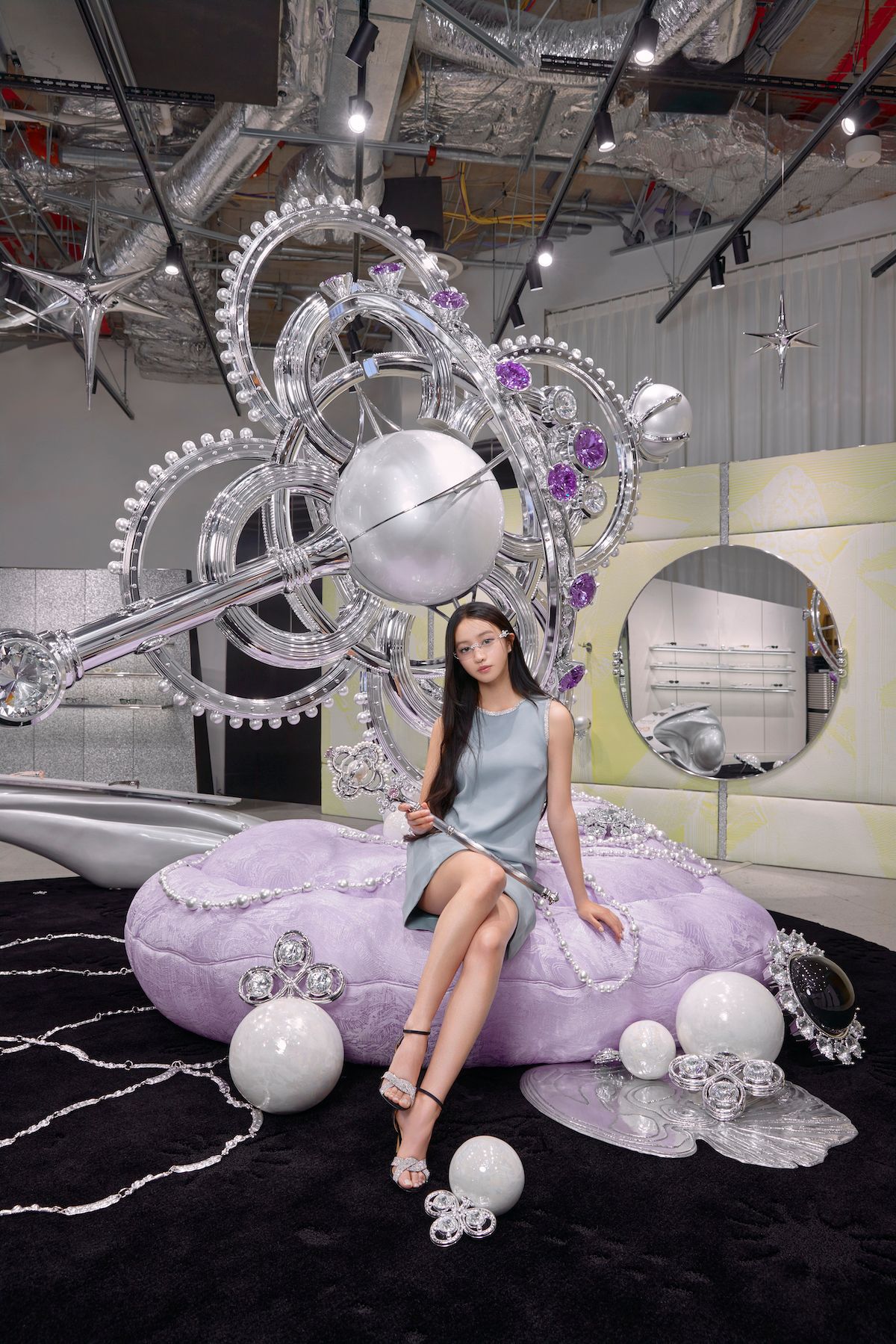 Kōki,がジェントルモンスターの“巨大な宝箱”の世界へ── ジュエリー