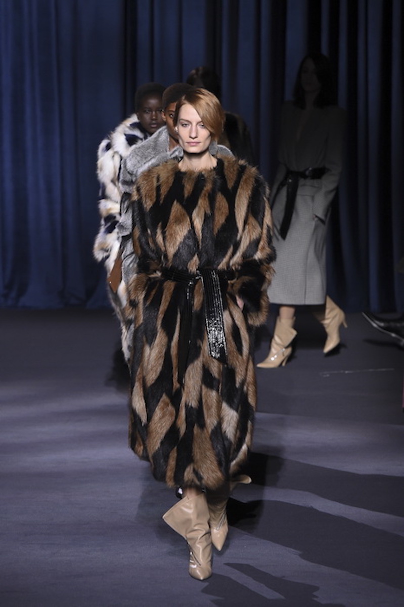 ジバンシィ」の冒頭の毛皮の行進に目が点 ギャップがある女の魅力