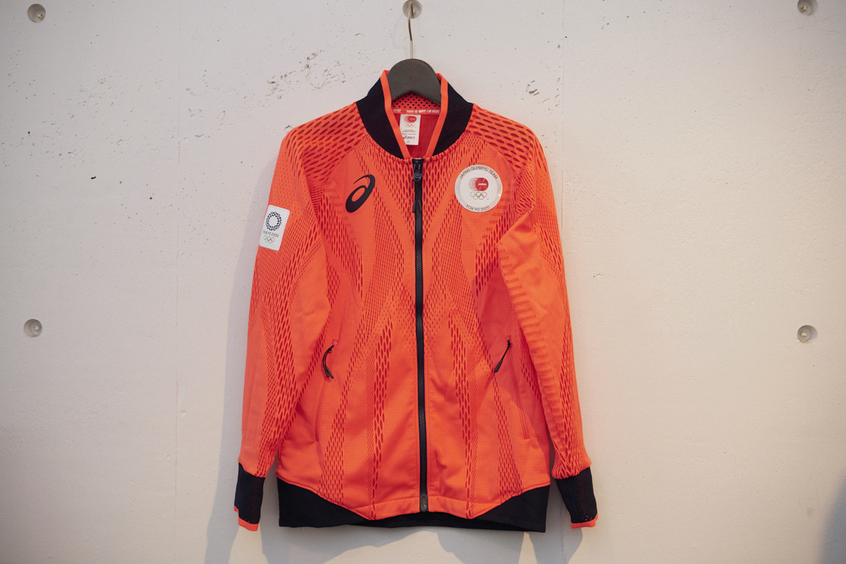 東京五輪の“表彰台ジャケット”を手掛けたのはどんな人？ アシックスと