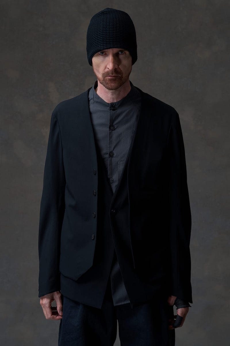 アイテム紹介] DEVOA 25SSのノーカラーレイヤードジャケットの魅力を