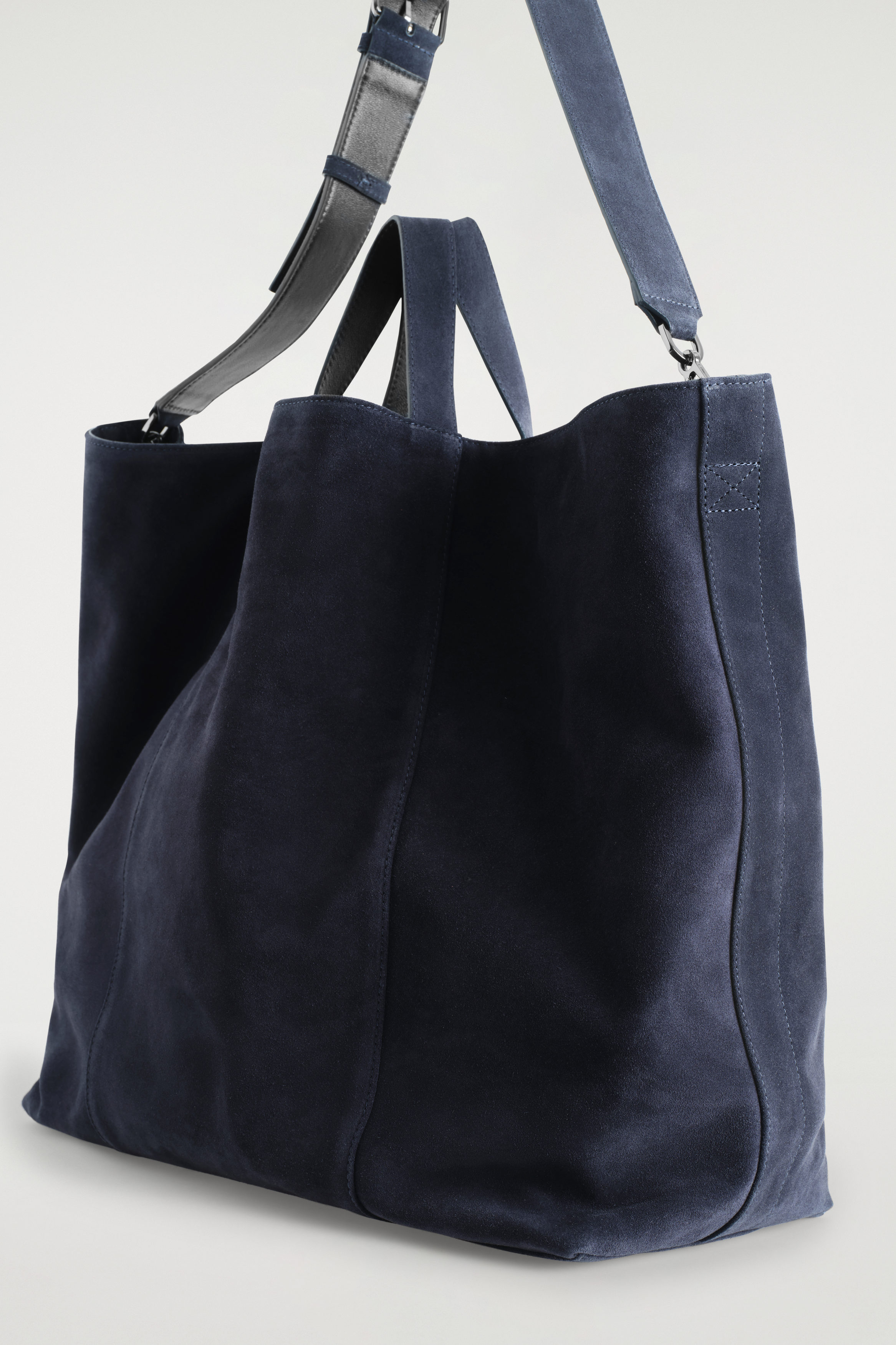 CONVERTIBLE TOTE BAG - SUEDE - NAVY | COS US