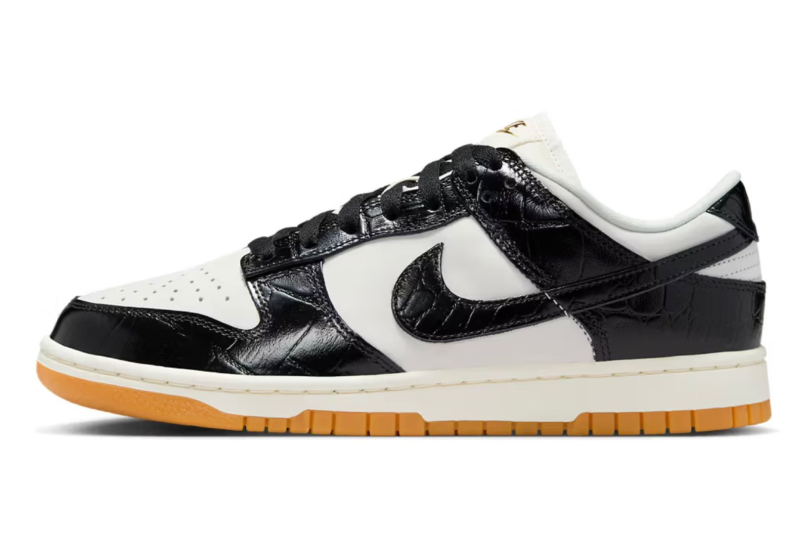 ナイキ「ダンク LOW “Black Croc”」は、光沢感のあるブラック&ホワイト