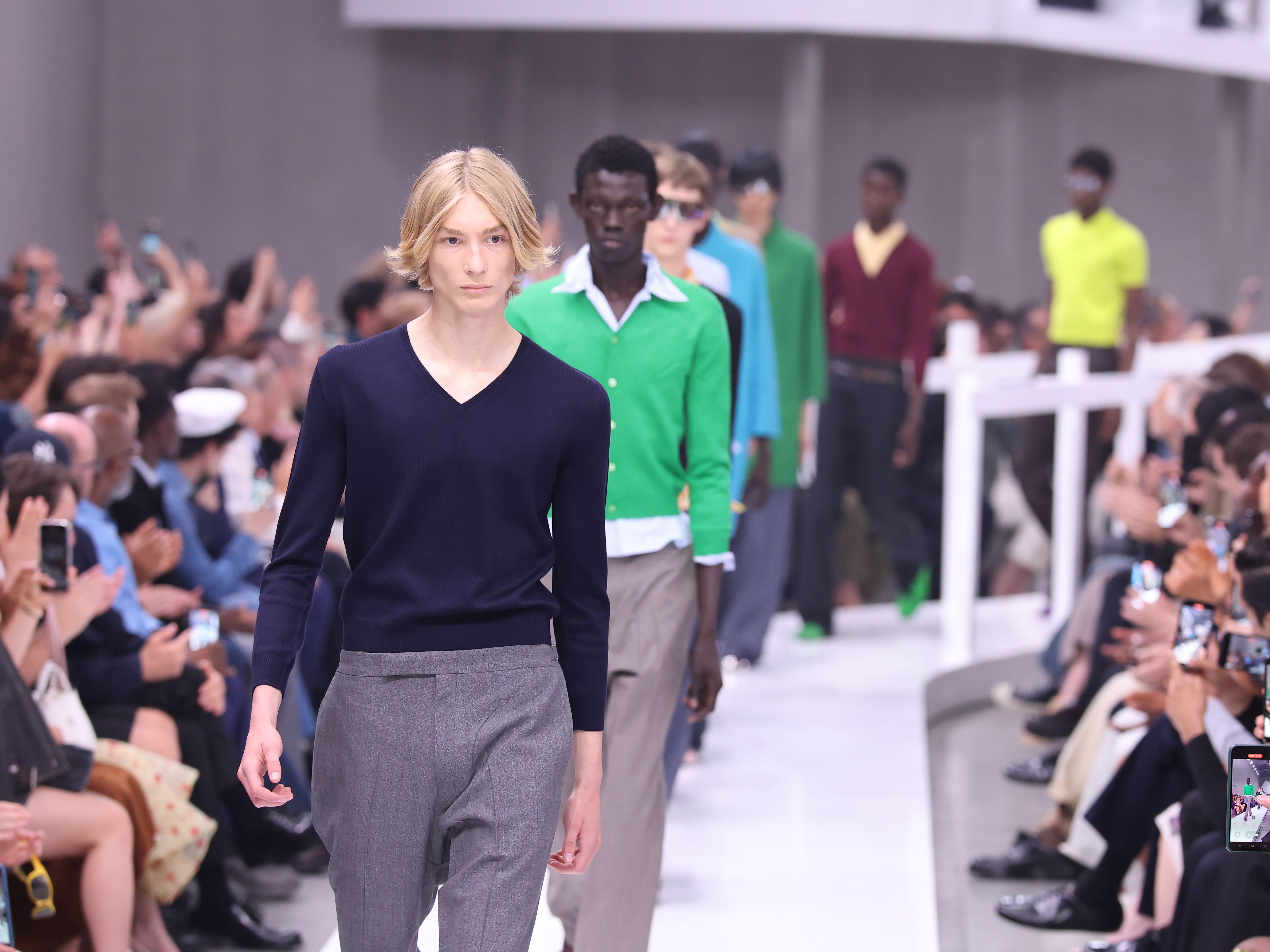 プラダ、ヴィンテージ感溢れるベーシックアイテムでワードローブの基本