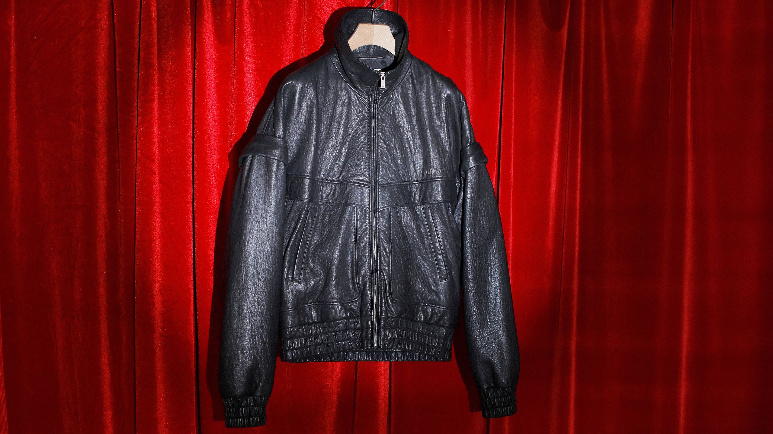 シルエットと細部に、知的さが漂うサンローラン──特集：冬スタイルは