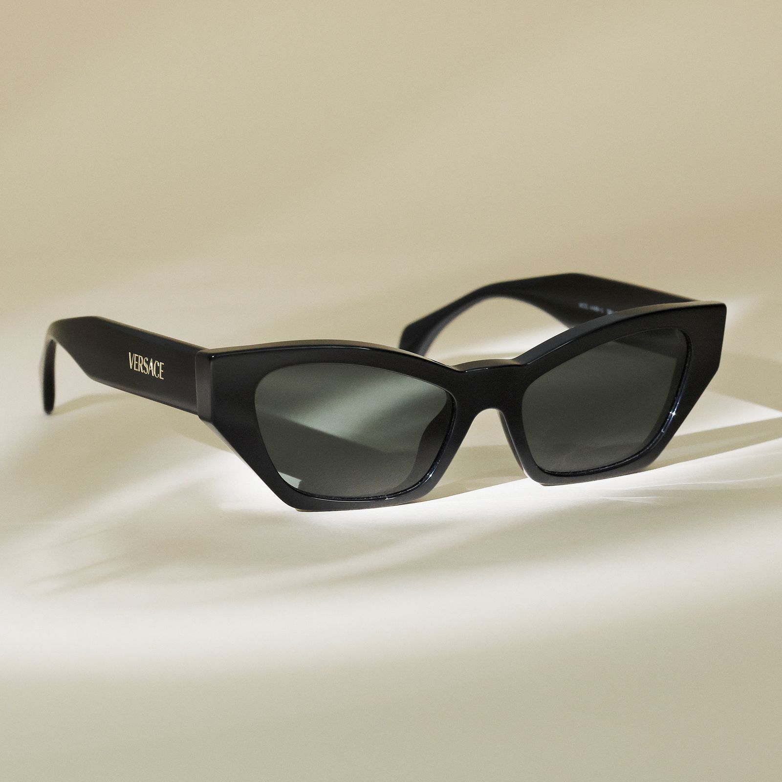 ボールドなブラックフレームで、大胆に引き付けるヴェルサーチェ──夏