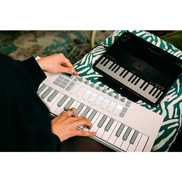 Novation Launchkey Mini 37 MK4 Keyboard Controller White | Guitar