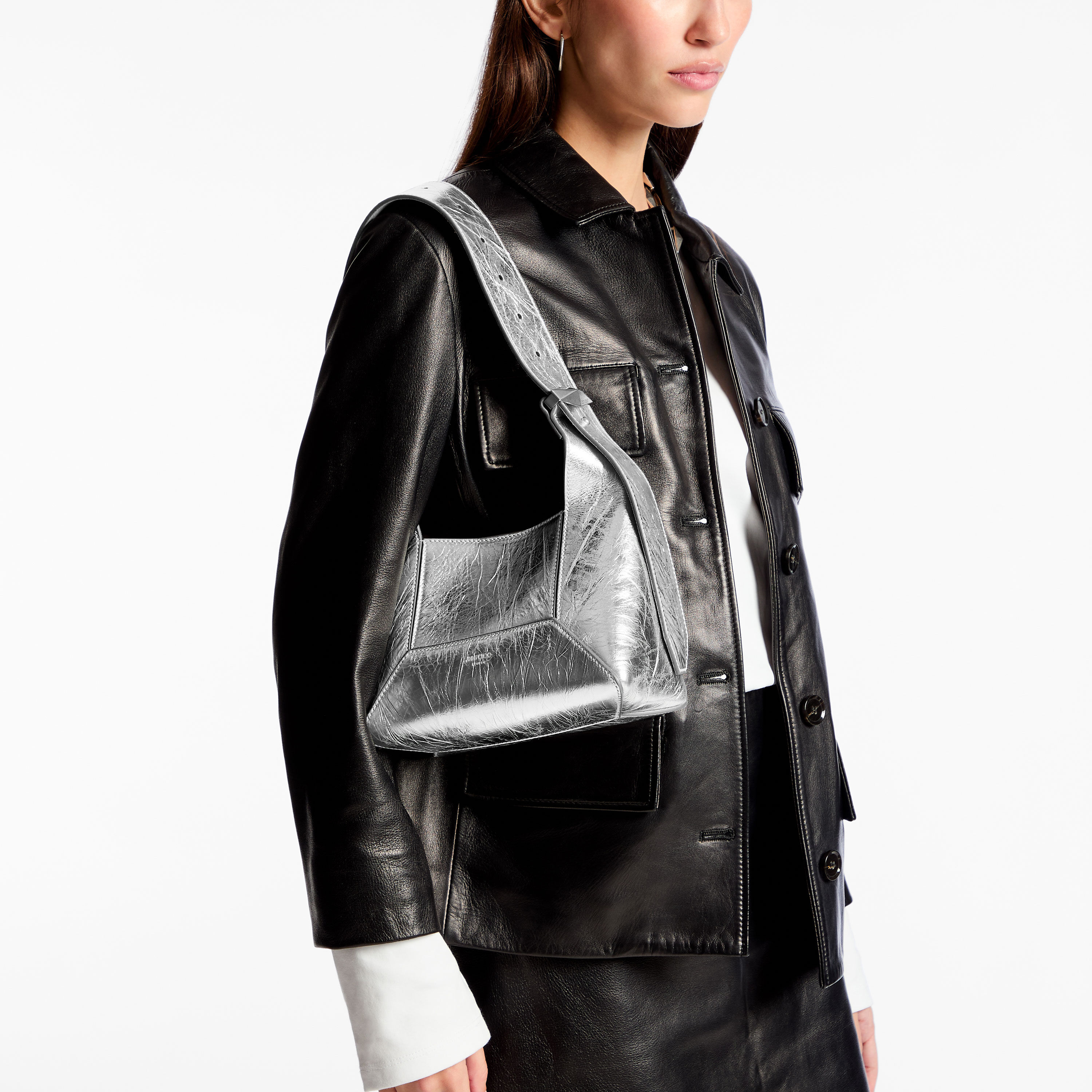 シルバーヴィンテージメタリックレザーを使用したジミー チュウの