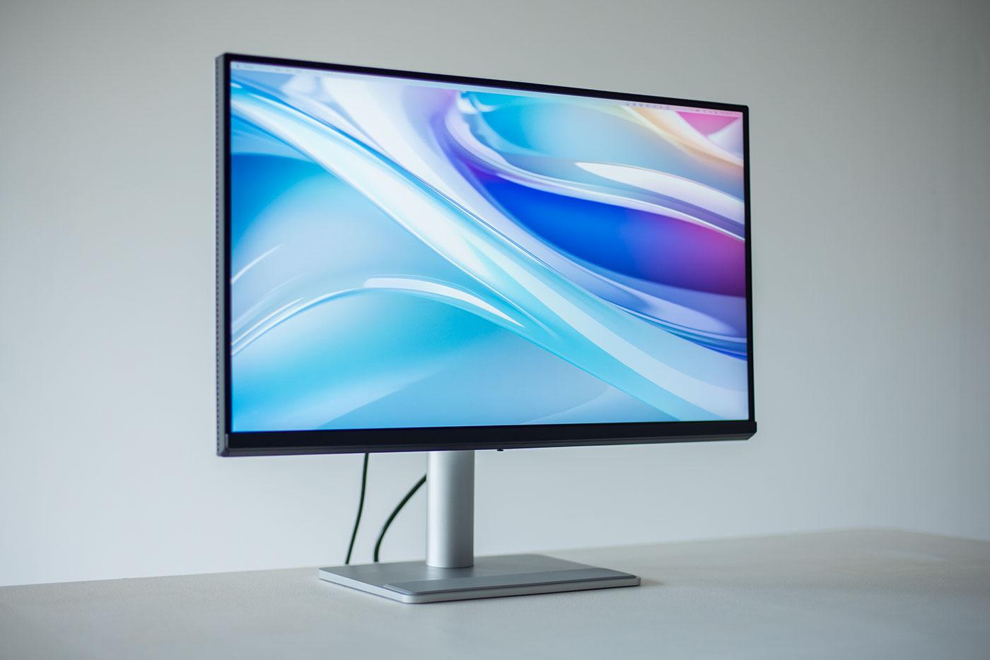 このMacBookとの一体感を見よ。BenQがMac向けディスプレイにかける本気