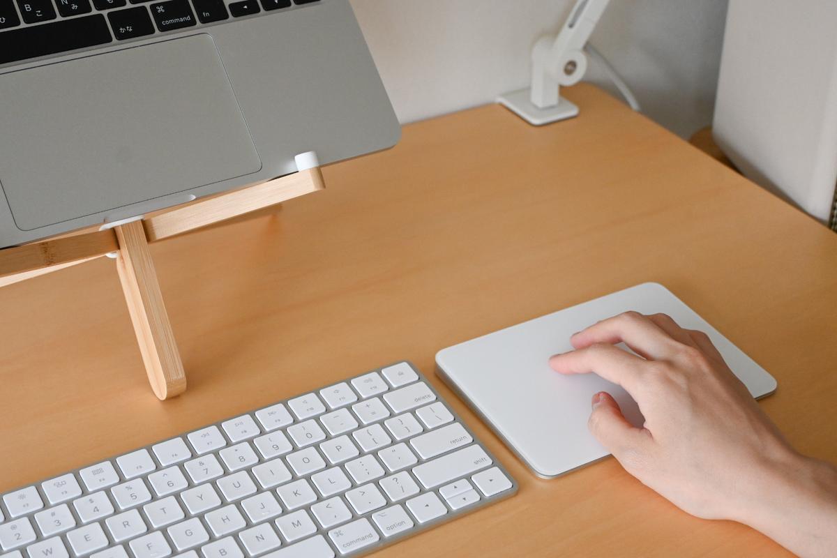 Appleの｢Magic Trackpad｣で、狭い机でも快適に作業できるようになった
