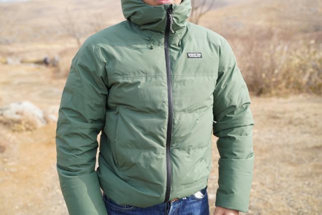 脱・ミシュランマン。パタゴニアの｢完全防水ダウン｣は、スーツもいける