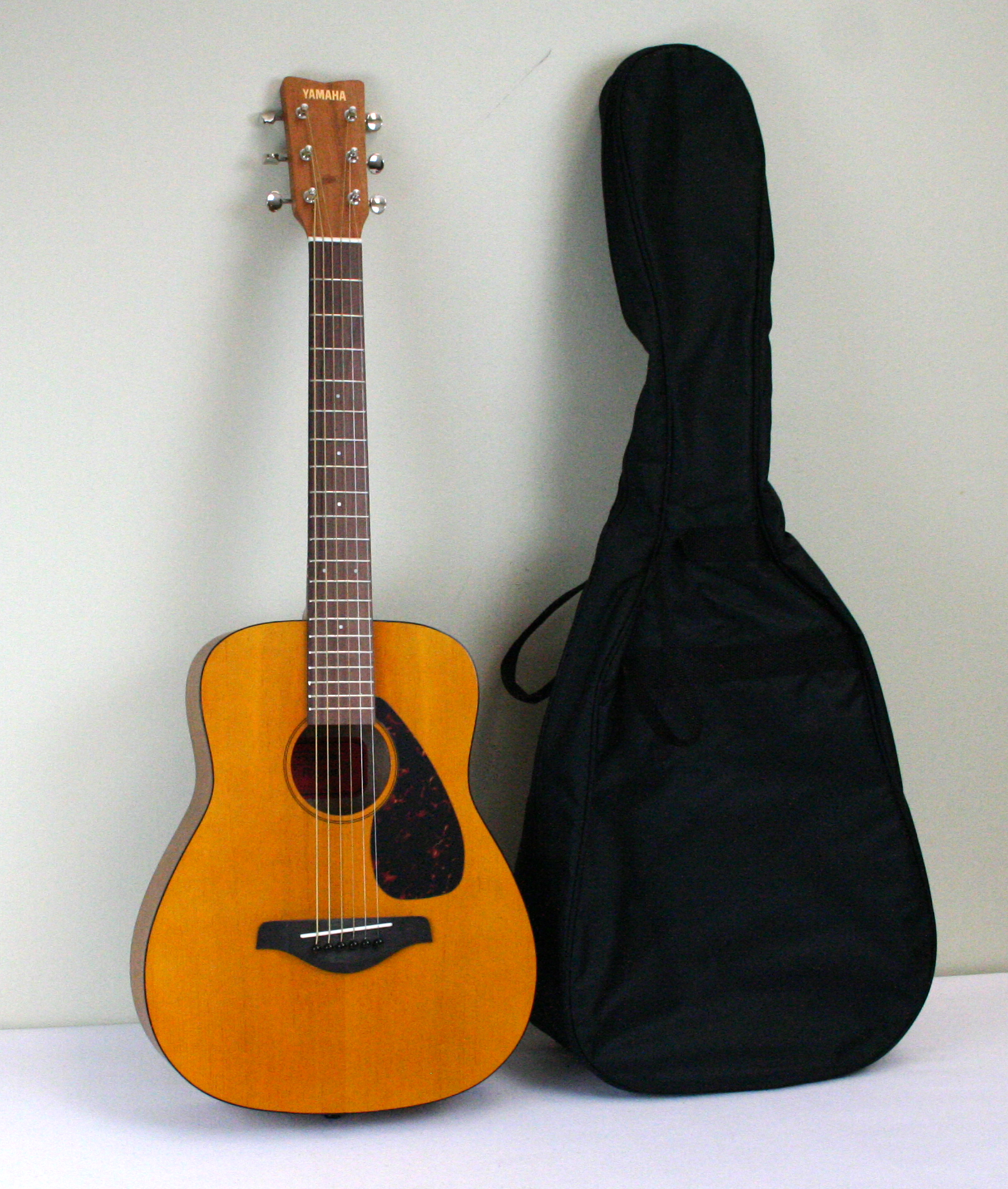 Yamaha JR1 3/4 Scale Mini Folk Guitar with Gig Bag - 340050108043