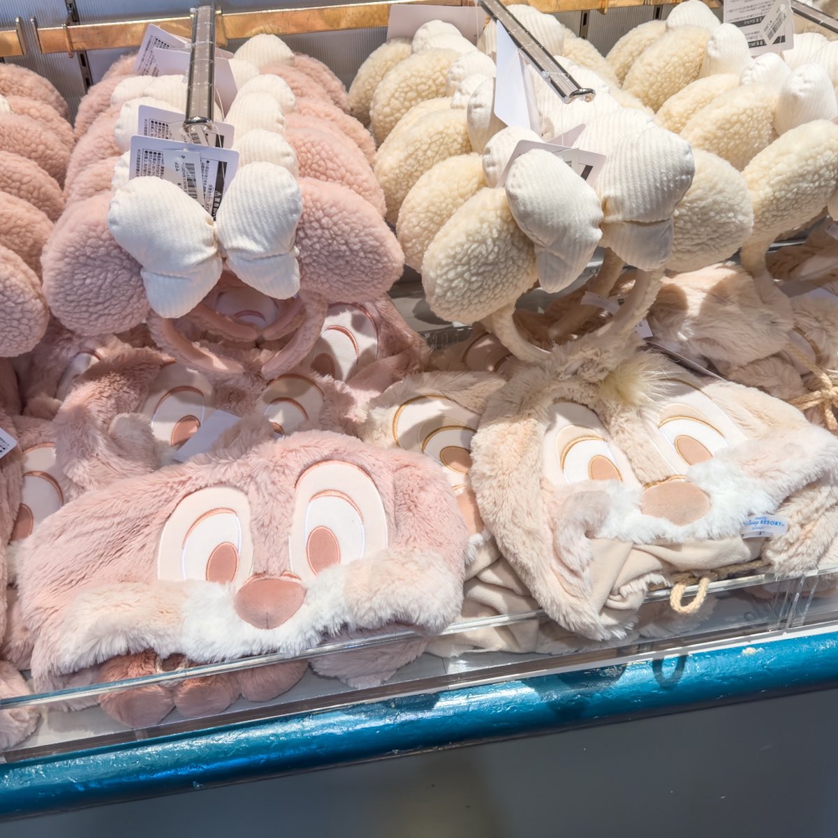 やさしいカラーで登場！東京ディズニーランド チップ＆デール身につけ