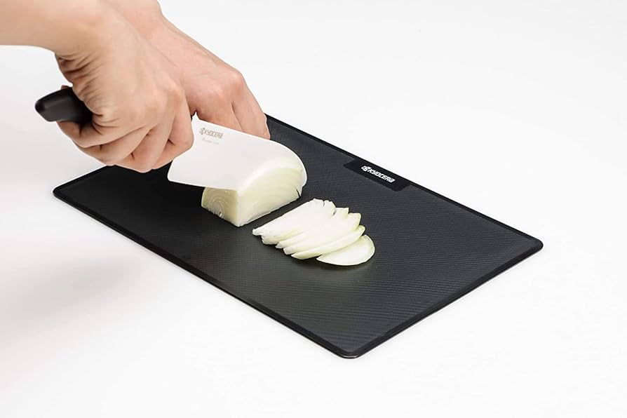 Amazon｜京セラ シートまな板 黒 縦30.1×横20.1cm、厚さ0.2cm 235533