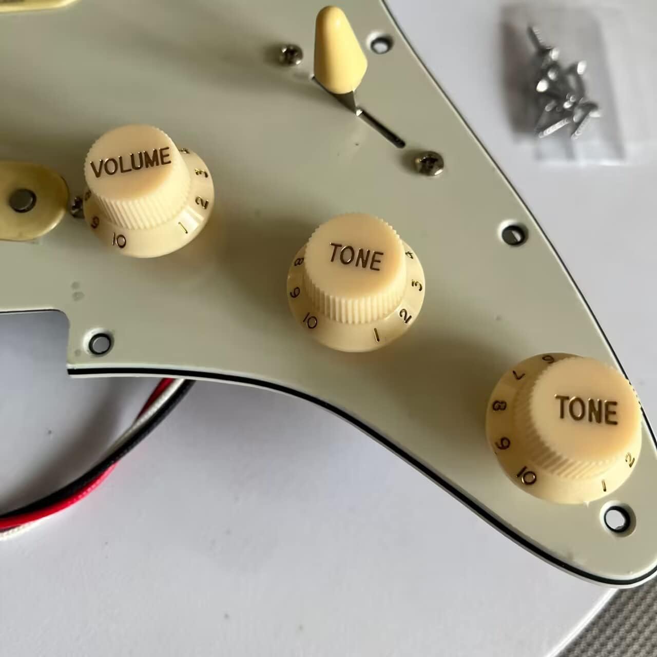 Amazon | アルニコス5シングルコイルピックアップ、フェンダーストラト