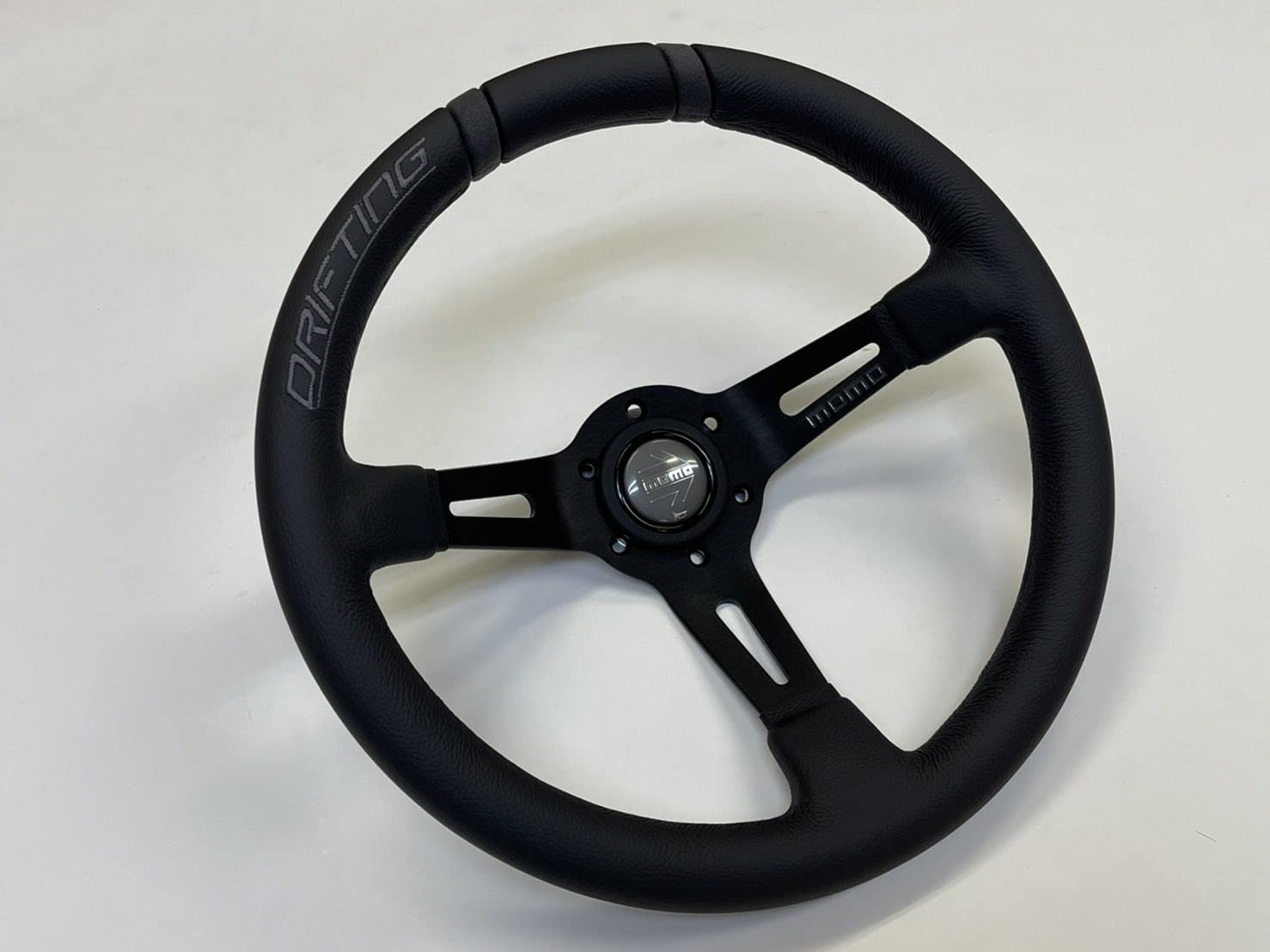 Amazon | MOMO DRIFTING 330D 85mm ディープコーン ブラックスポーク