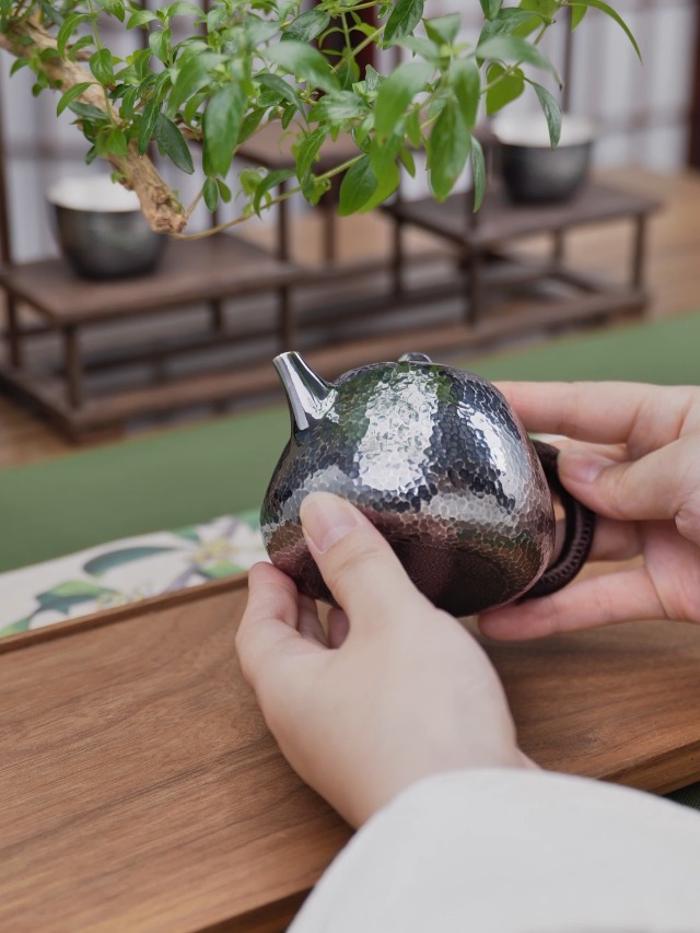 Amazon.com: GuiYinTang 999 純銀茶壺使用全銀片用於手工銀壺: 居家與廚房