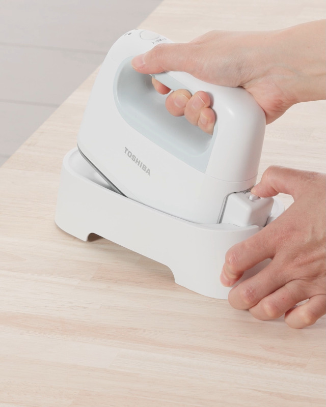 Amazon | TOSHIBA(東芝) アイロン スチームアイロン コードレス 衣類