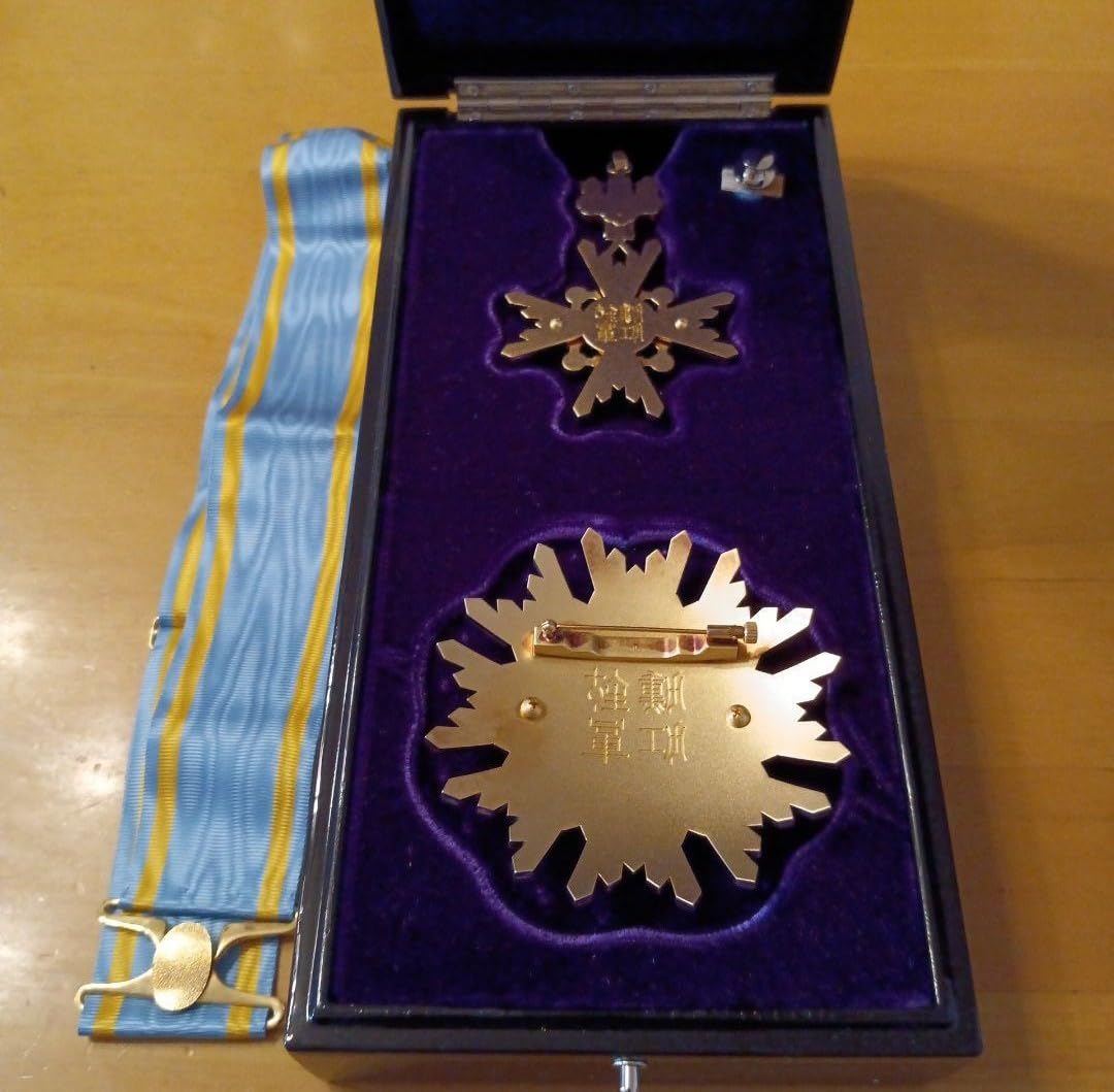 Amazon.co.jp: 瑞宝重章 制度改正後新型 勲二等瑞宝章 本物保証 勲章