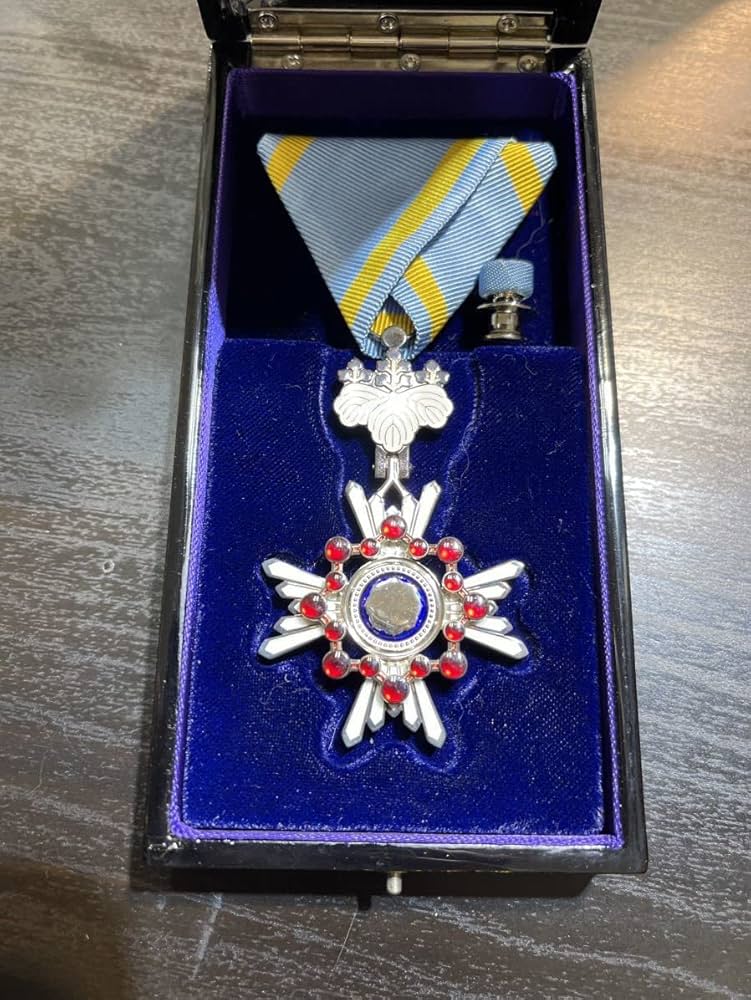 Amazon.co.jp: 勲章 瑞宝双光章 瑞賓雙光章 共箱あり 日本 功労 記念品