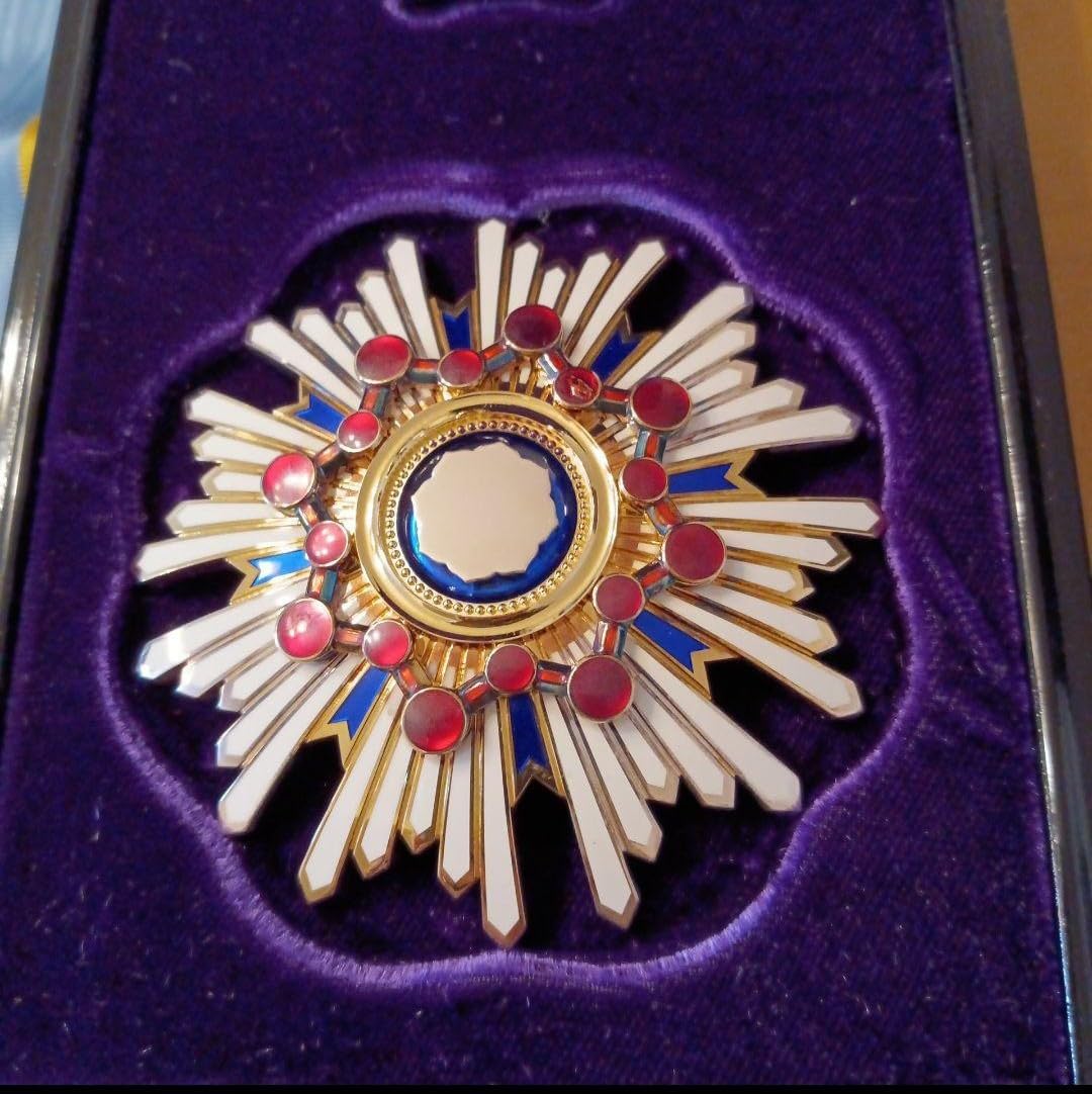 Amazon.co.jp: 瑞宝重章 制度改正後新型 勲二等瑞宝章 本物保証 勲章