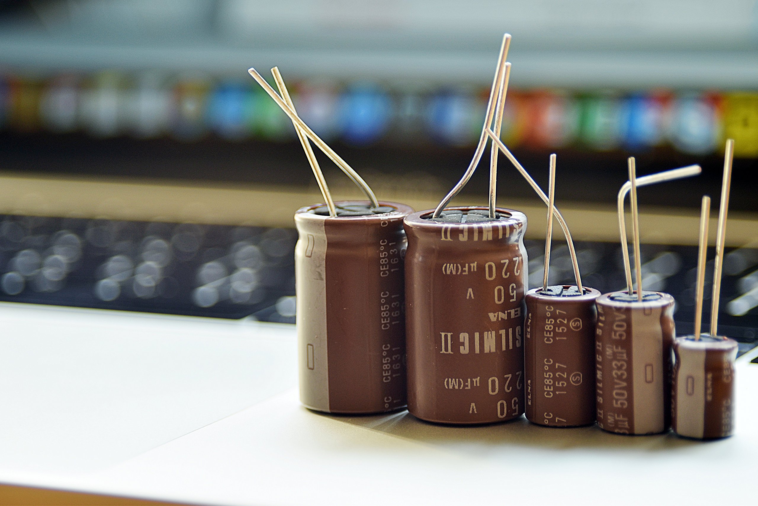 Amazon | 4個のElna SILMILC IIコンデンサ - 63V 100~470ufプレミアム