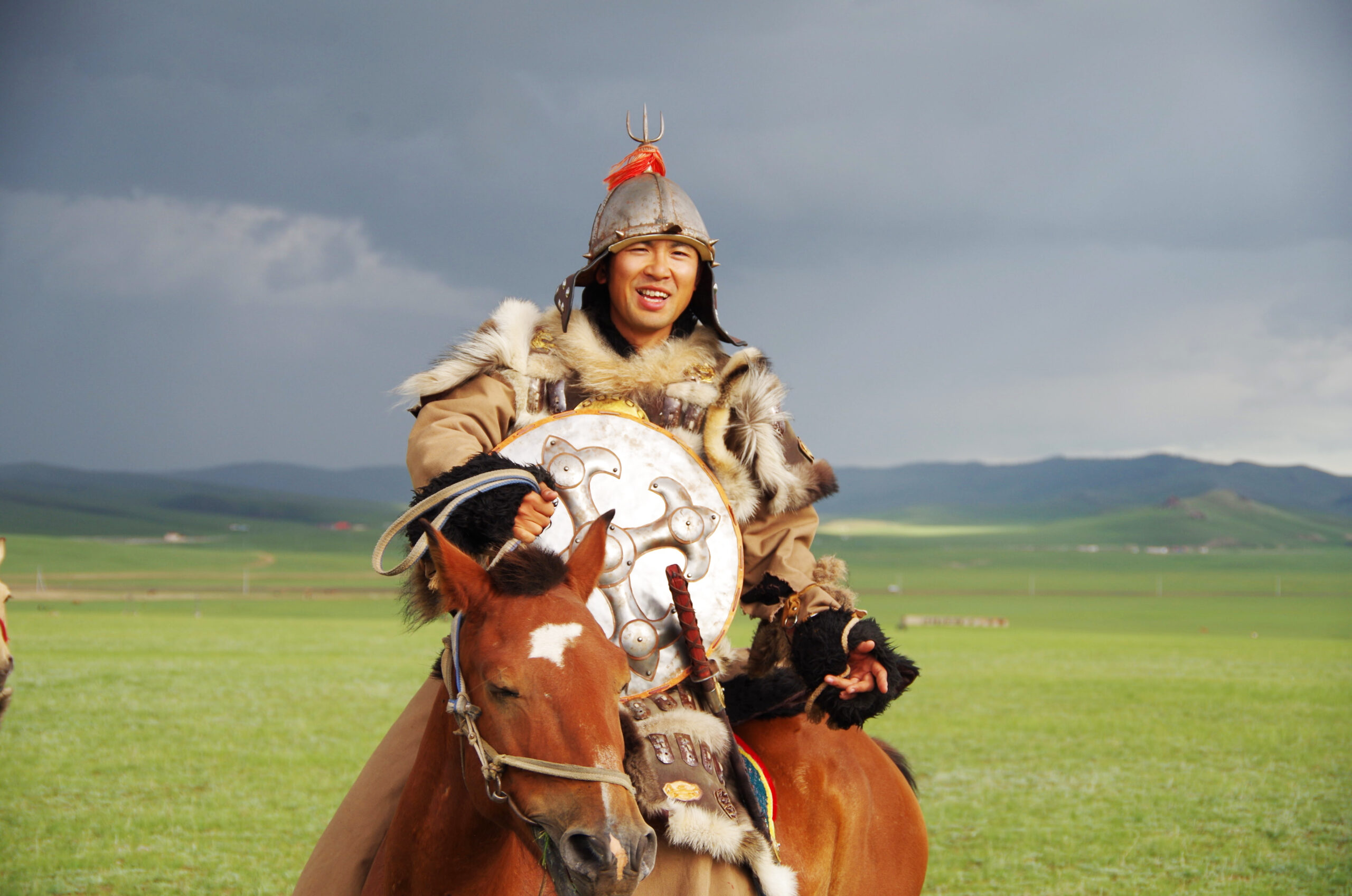 モンゴル気分を着て味わう！エルデネツーリストゲルで無料民族衣装体験