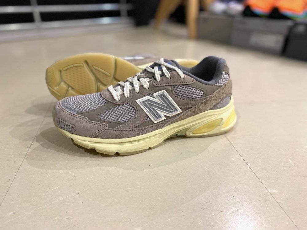 懐かしくて新しい一足」ニューバランスらしいグレーで彩った限定