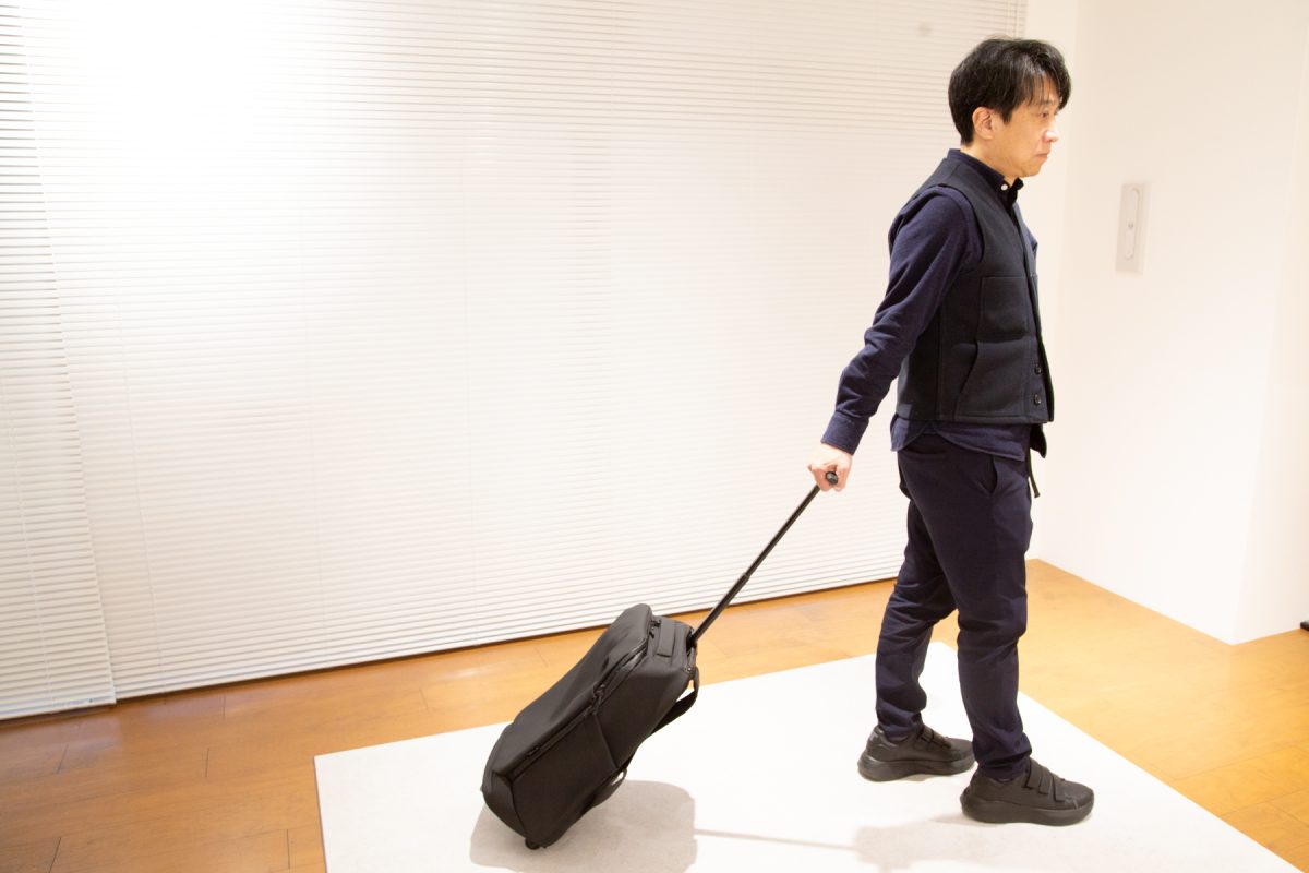 背負えるスーツケース】キャスター格納式で「キャリー→リュックに瞬間