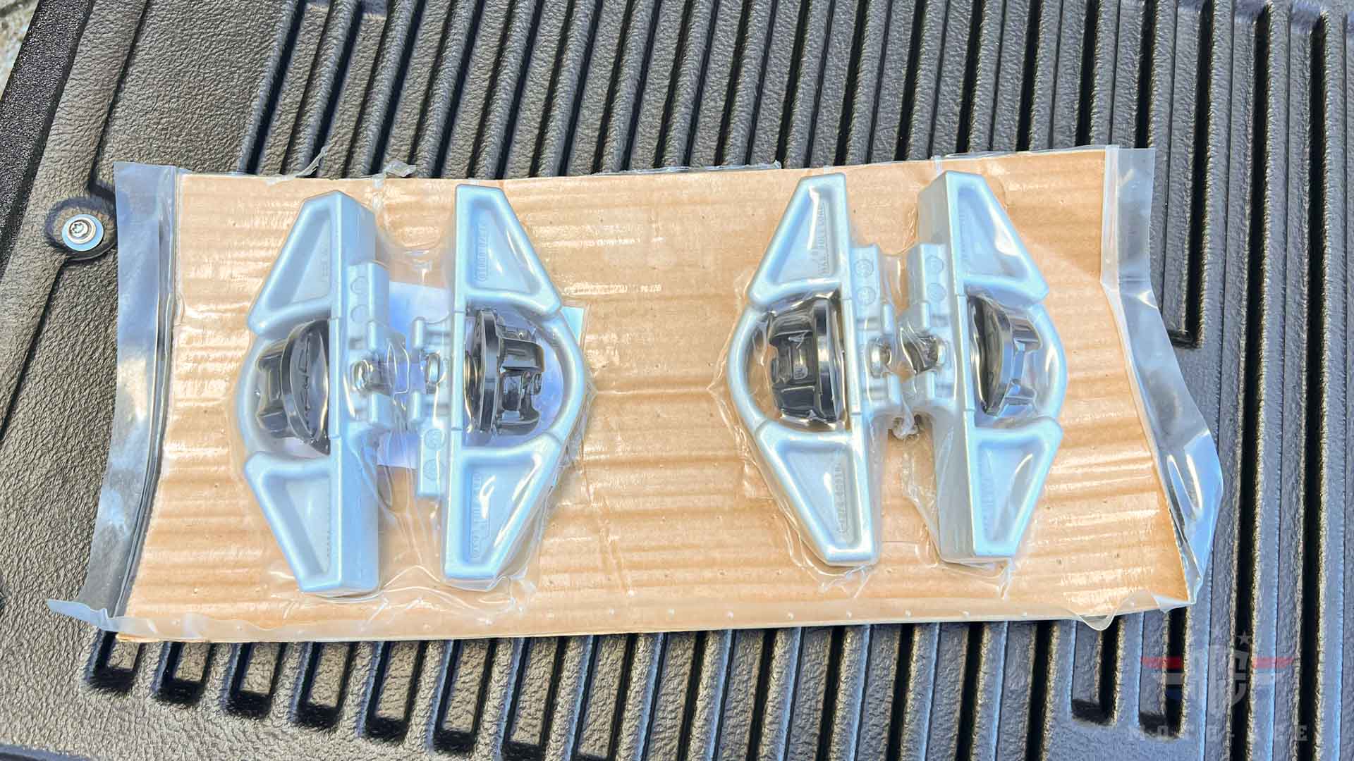 TUNDRAベッドレールキットとベッドクリートを取付けてトランポ仕様に