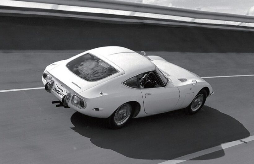 世界最速トヨタ「2000GT」 vs. 最強Z日産「フェアレディZ432」、自動車