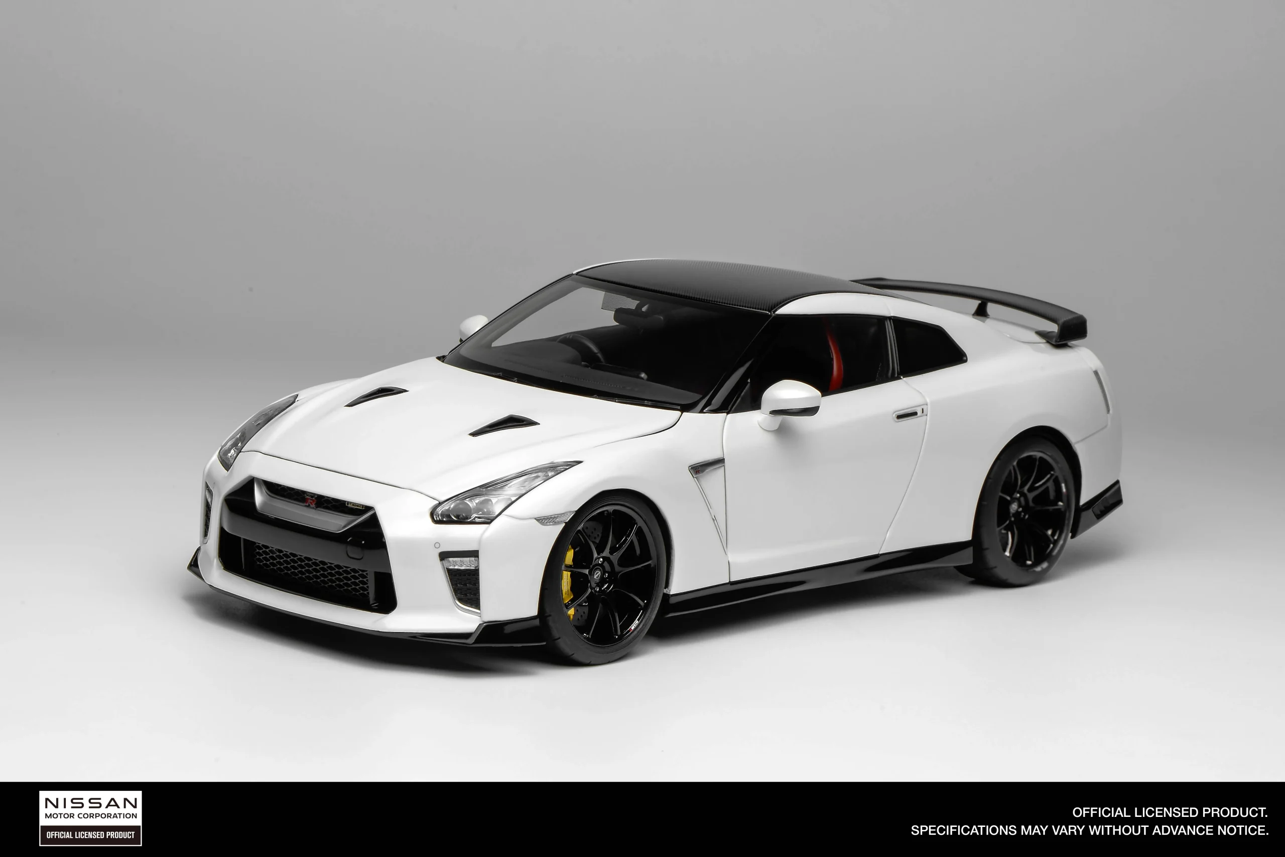 MH 1:18 Nissan GT-R (R35) Track Edition Brilliant White Pearl | M83518