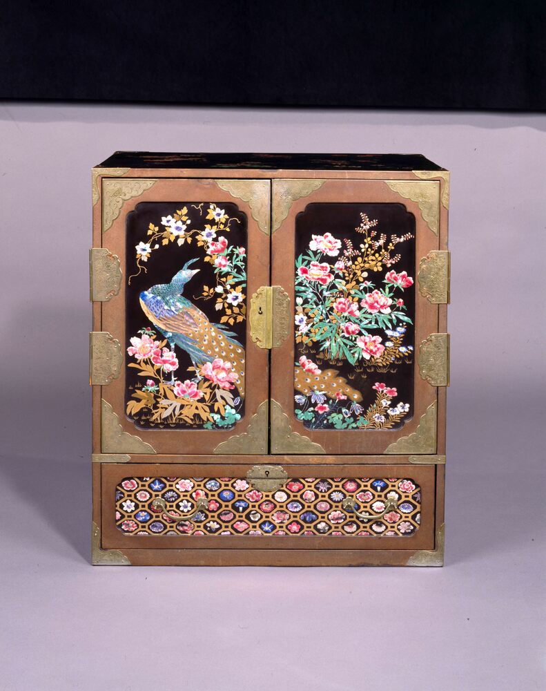 花鳥螺鈿箪笥(台付) | ToMuCo - Tokyo Museum Collection