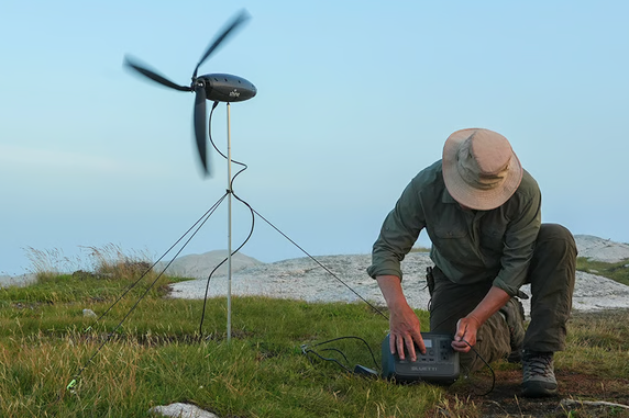 スマホもPCも充電できる！ 折りたたみポータブル風力発電機「Shine 2.0