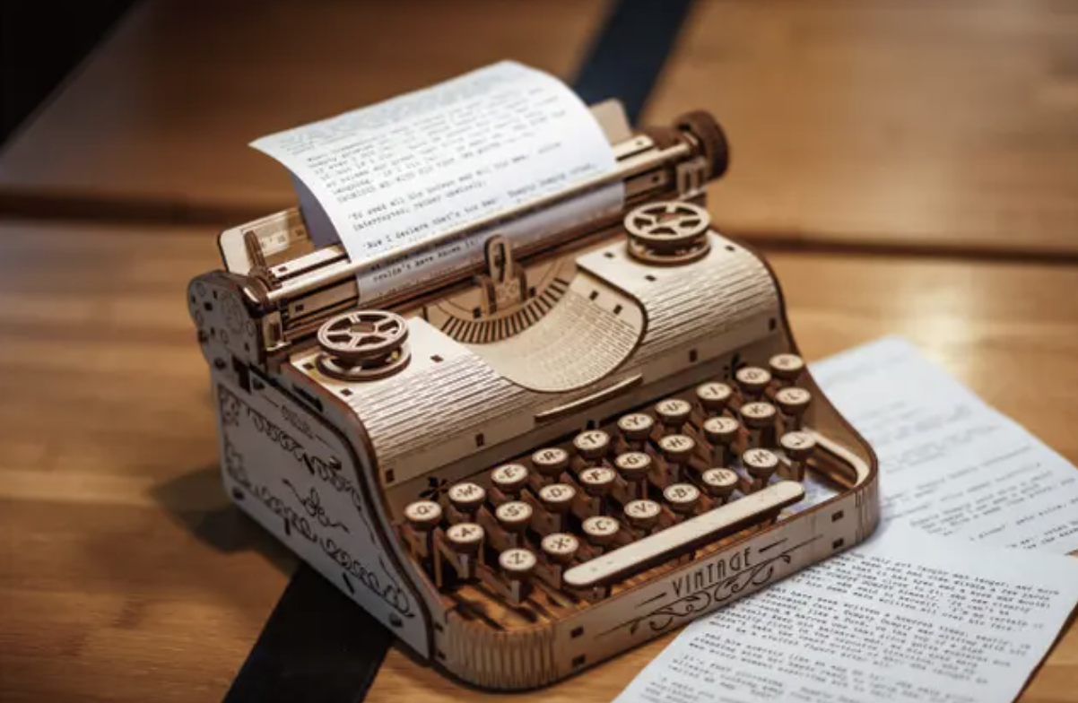 ゼンマイで動くインテリア！木製のタイプライター・蓄音機・レトロ電話