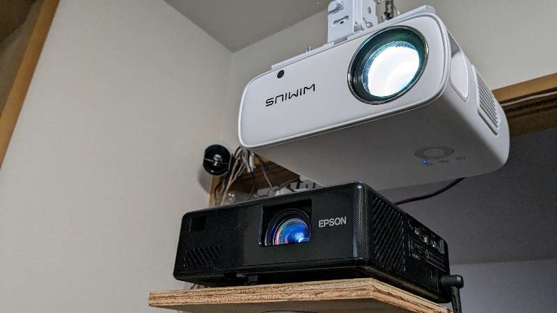 超短焦点はプロジェクタースクリーンに綺麗に投影できない？【EPSON EH