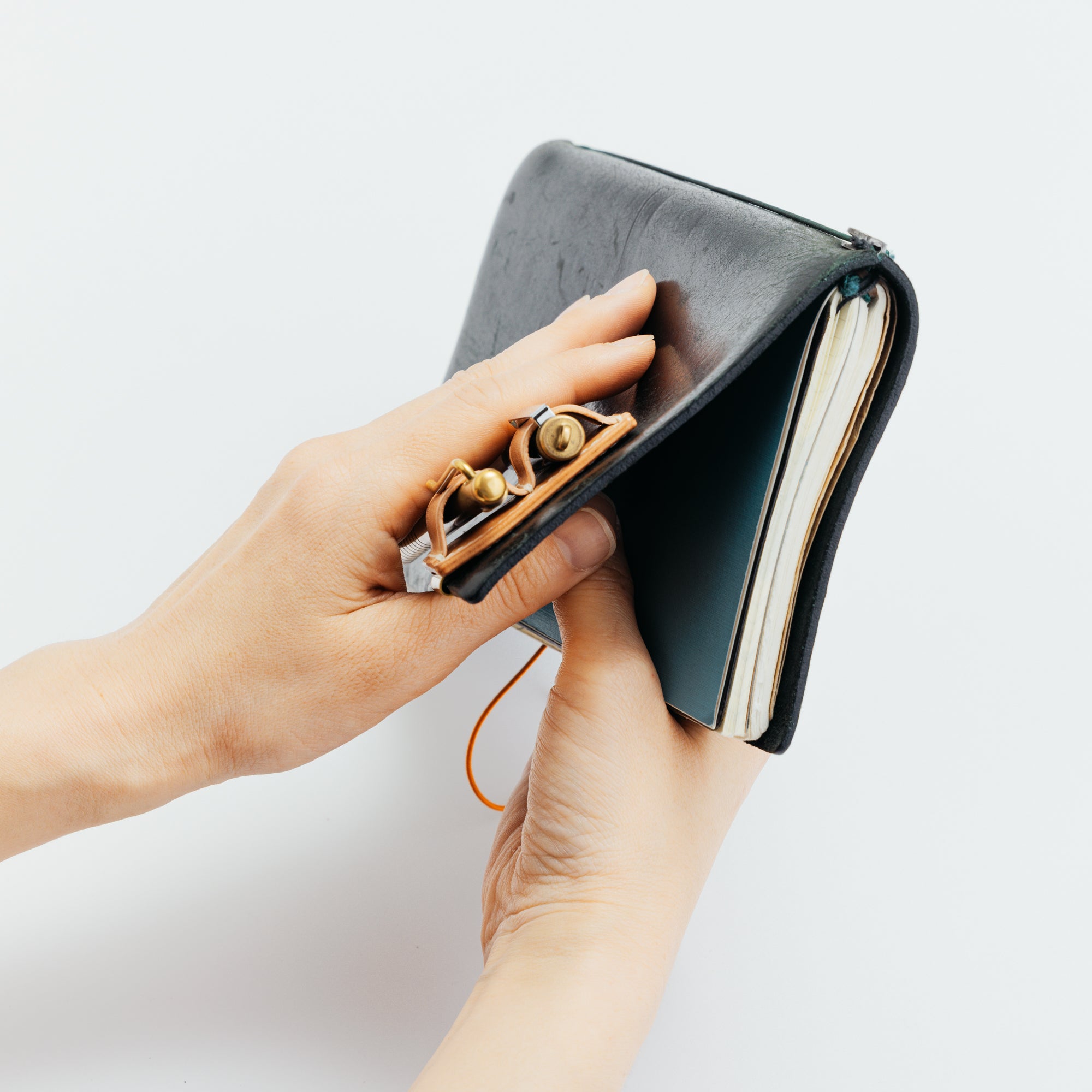 SL0572 cordovan clip pen holder