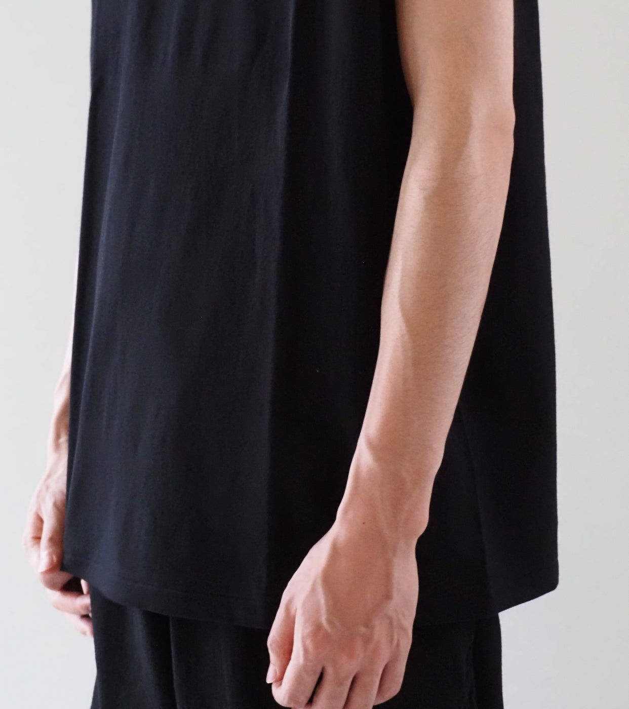 COMOLI コットン ジャージ ノースリーブ , Black – Navyblue