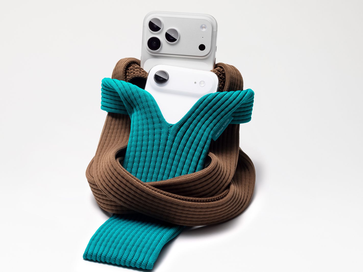 イッセイミヤケとアップルが新たなスマホアクセサリー「iPhone Pocket